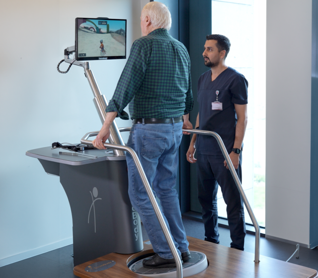Denge robotu ile nörolojik ve ortopedik rehabilitasyon egzersizi yapan hasta