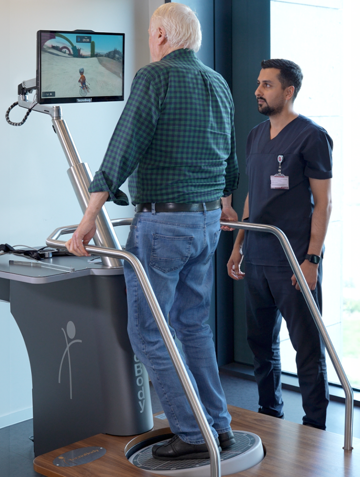 Denge robotu ile nörolojik ve ortopedik rehabilitasyon egzersizi yapan hasta