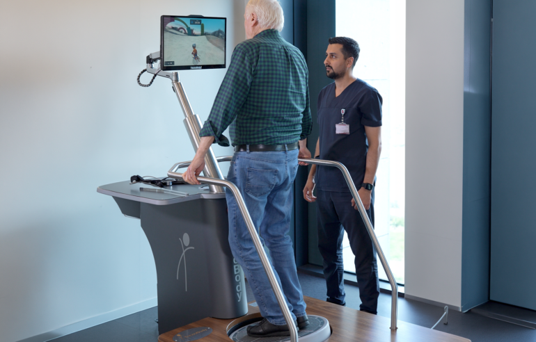 Denge robotu ile nörolojik ve ortopedik rehabilitasyon egzersizi yapan hasta