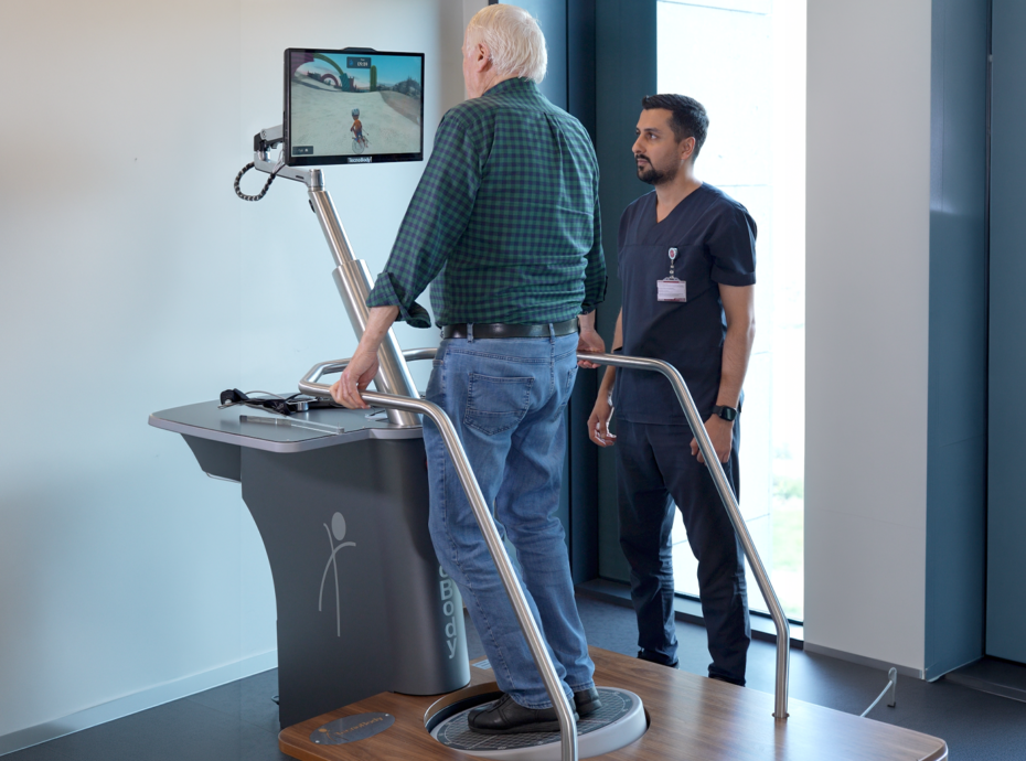 Denge robotu ile nörolojik ve ortopedik rehabilitasyon egzersizi yapan hasta