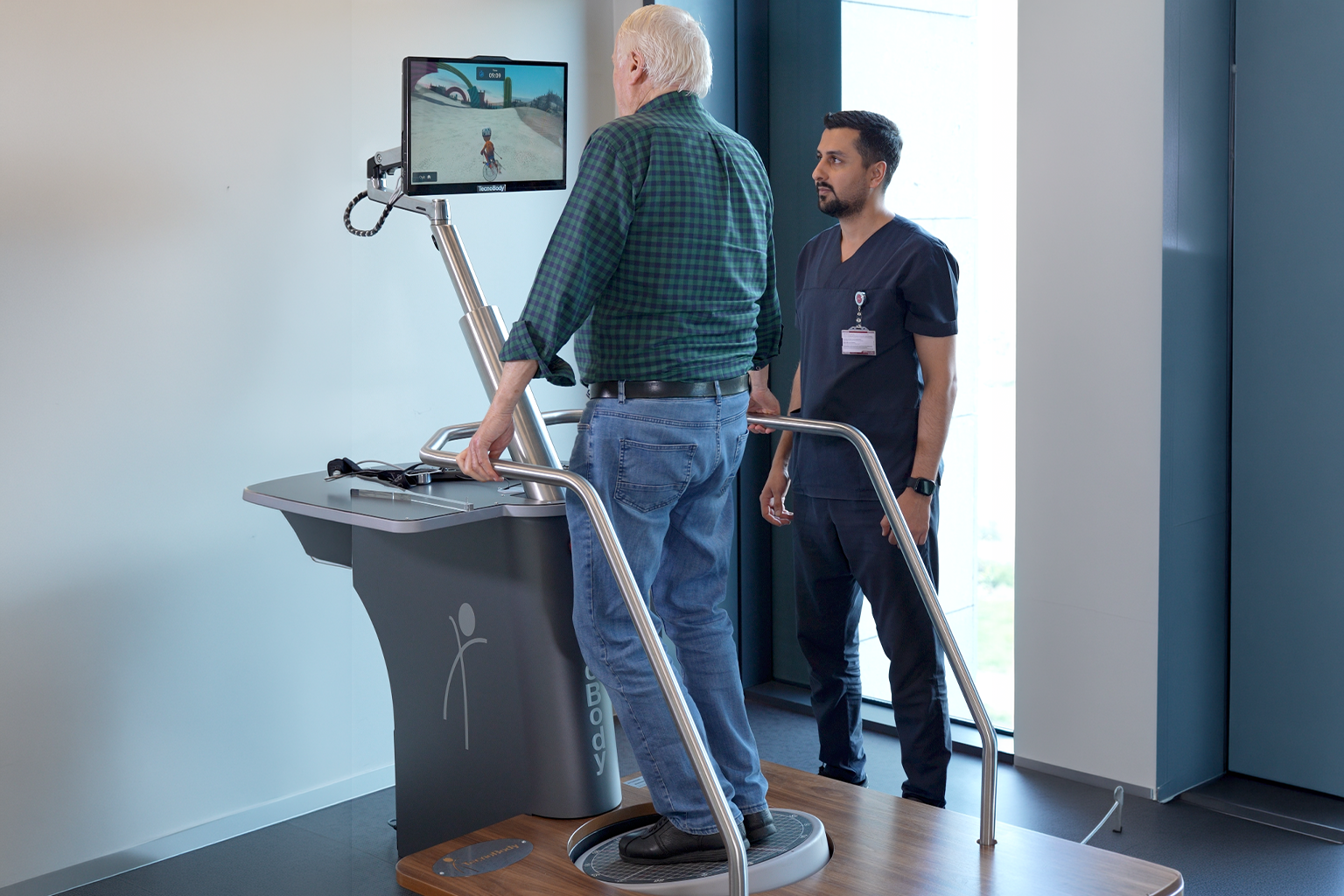 Denge robotu ile nörolojik ve ortopedik rehabilitasyon egzersizi yapan hasta