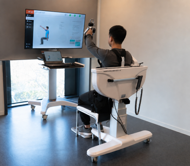 El kol robotu ile üst ekstremite rehabilitasyonu yapan hasta