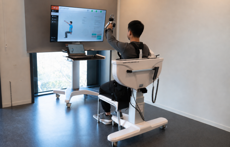 El kol robotu ile üst ekstremite rehabilitasyonu yapan hasta