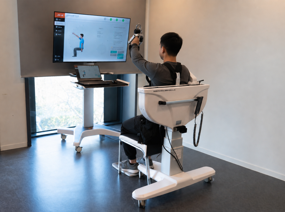 El kol robotu ile üst ekstremite rehabilitasyonu yapan hasta