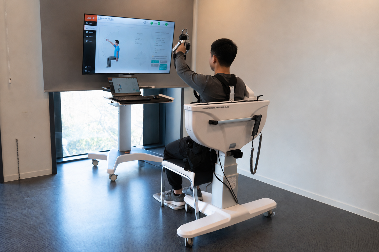 El kol robotu ile üst ekstremite rehabilitasyonu yapan hasta