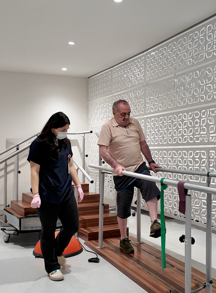 İnme ve felç tedavisinde nörolojik rehabilitasyon egzersizi yapan hasta