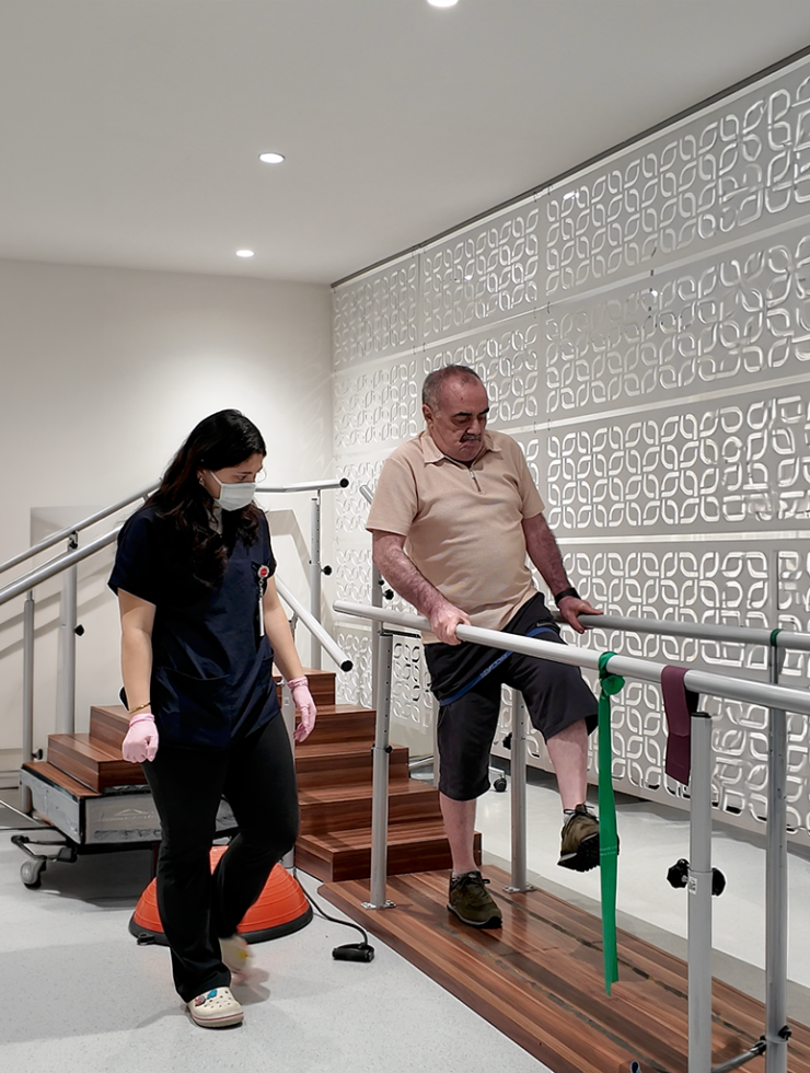 İnme ve felç tedavisinde nörolojik rehabilitasyon egzersizi yapan hasta