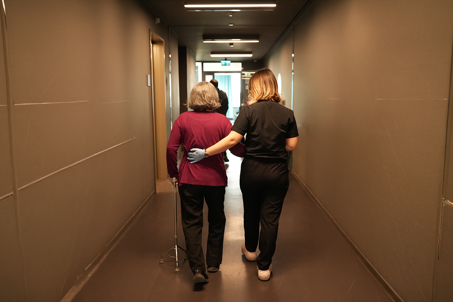 Multiple skleroz tedavisinde denge ve yürüme rehabilitasyonu yapan hasta