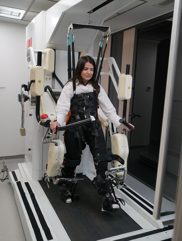 RoboGait yürüme robotu ile robotik yürüme rehabilitasyonu yapan hasta