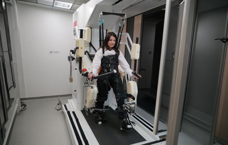 RoboGait yürüme robotu ile robotik yürüme rehabilitasyonu yapan hasta