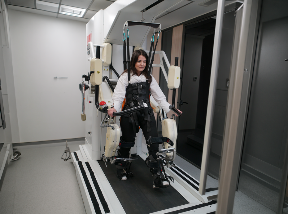 RoboGait yürüme robotu ile robotik yürüme rehabilitasyonu yapan hasta