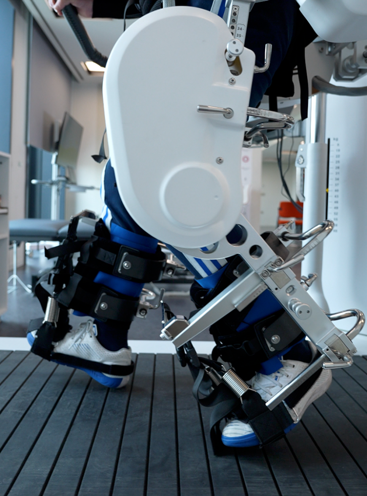 Robotik ortopedik rehabilitasyon ile hareket ve yürüme egzersizi yapan hasta