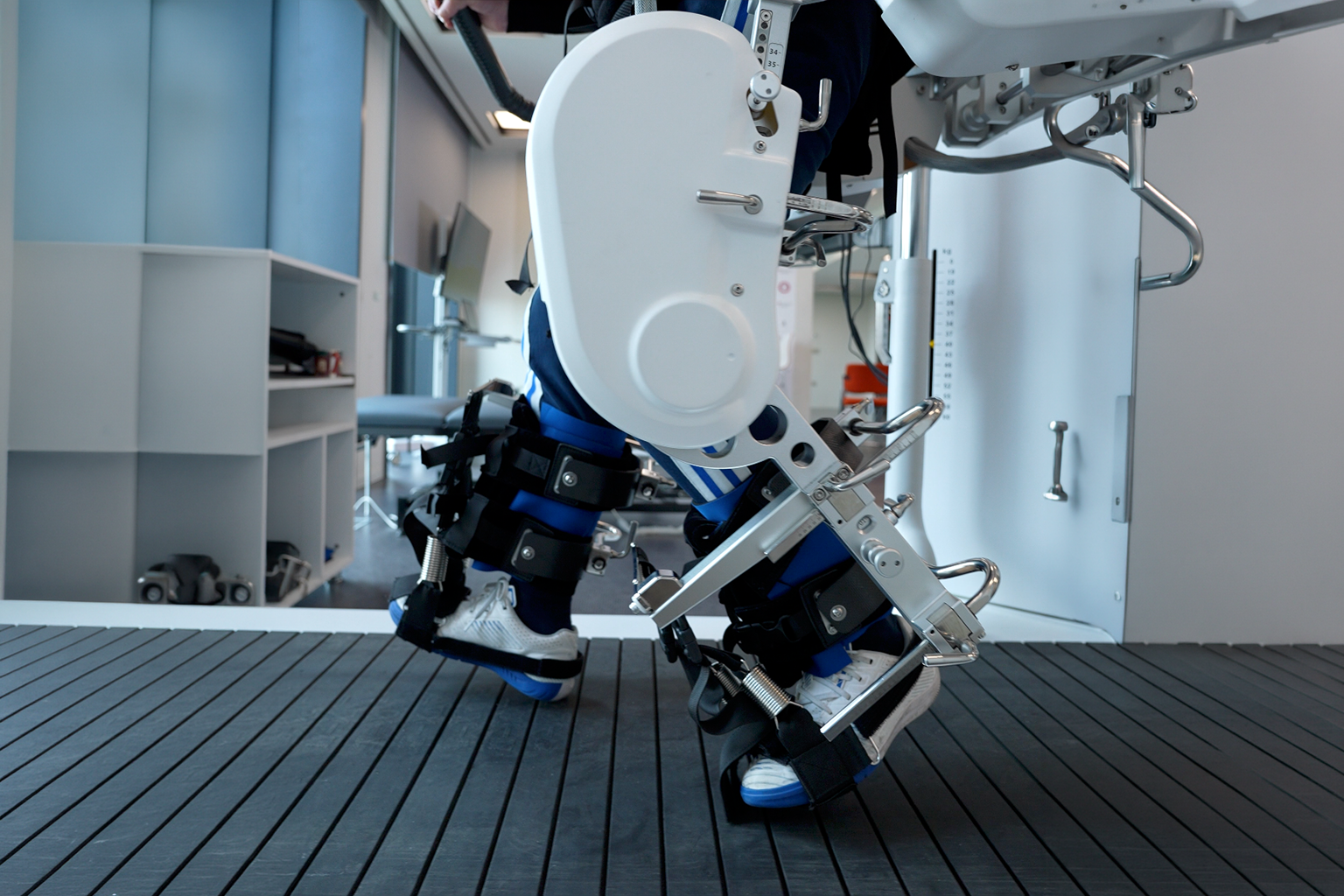 Robotik ortopedik rehabilitasyon ile hareket ve yürüme egzersizi yapan hasta