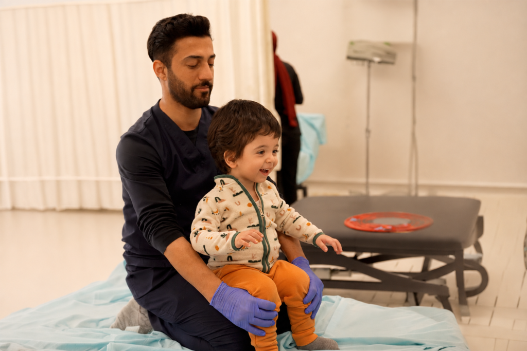 Serebral palsi tedavisinde hareket ve denge egzersizi yapan çocuk hasta
