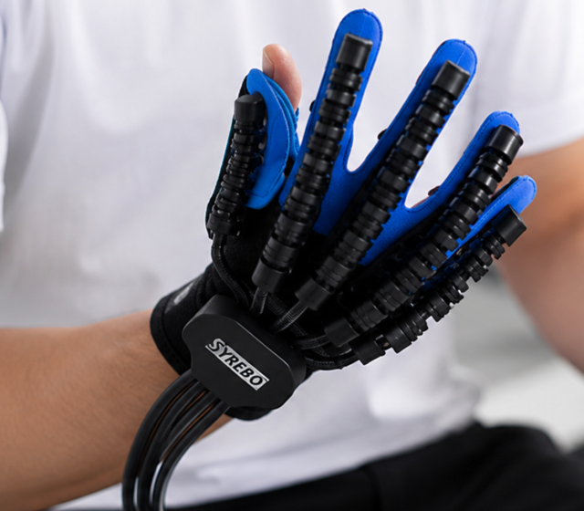 Syrebo C12 parmak robotu ile el ve parmak rehabilitasyonu yapan hasta