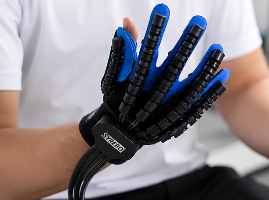 Syrebo C12 parmak robotu ile el ve parmak rehabilitasyonu yapan hasta