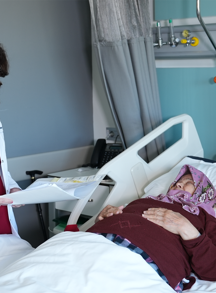 Yatılı robotik rehabilitasyon programında robotik fizik tedavi gören hasta
