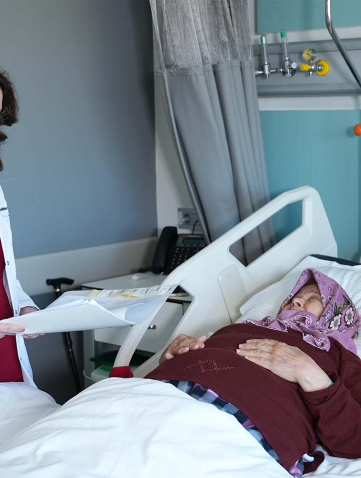 Yatılı robotik rehabilitasyon programında robotik fizik tedavi gören hasta