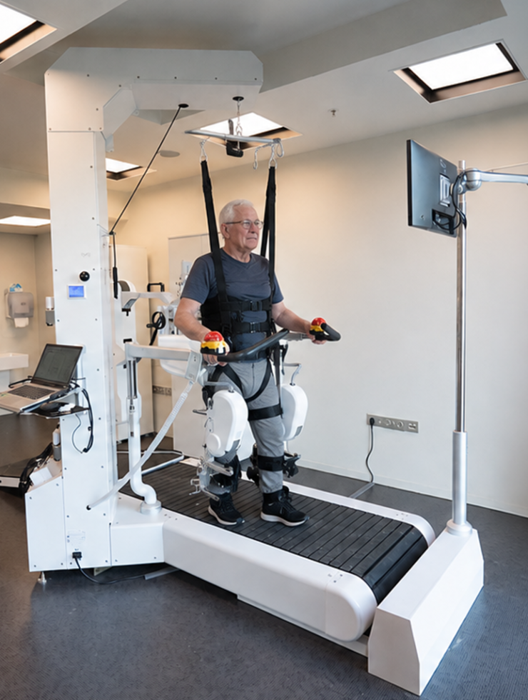 NX-A3 yürüme robotu ile robotik yürüme rehabilitasyonu yapan hasta